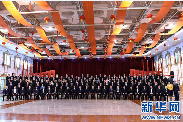 這是俞正聲同喀什地區(qū)有關(guān)負(fù)責(zé)同志、各界人士代表、援疆干部代表合影留念。新華社記者 饒愛民 攝