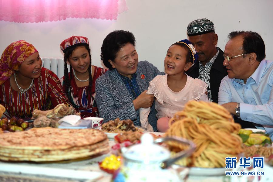 9月26日，中共中央政治局委員、國務(wù)院副總理、中央代表團(tuán)副團(tuán)長劉延?xùn)|率中央代表團(tuán)分團(tuán)到和田地區(qū)看望慰問各族干部群眾。這是劉延?xùn)|在和田市團(tuán)結(jié)新村與維吾爾族群眾在一起。新華社記者張領(lǐng)攝