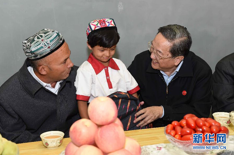 9月27日，中共中央政治局常委、全國政協(xié)主席、中央代表團(tuán)團(tuán)長(zhǎng)俞正聲率中央代表團(tuán)部分成員赴喀什地區(qū)莎車縣看望各族干部群眾。這是俞正聲到新疆生產(chǎn)建設(shè)兵團(tuán)第三師莎車農(nóng)場(chǎng)維吾爾族團(tuán)場(chǎng)職工家中看望，并向小朋友贈(zèng)送學(xué)習(xí)用品。新華社記者 饒愛民 攝