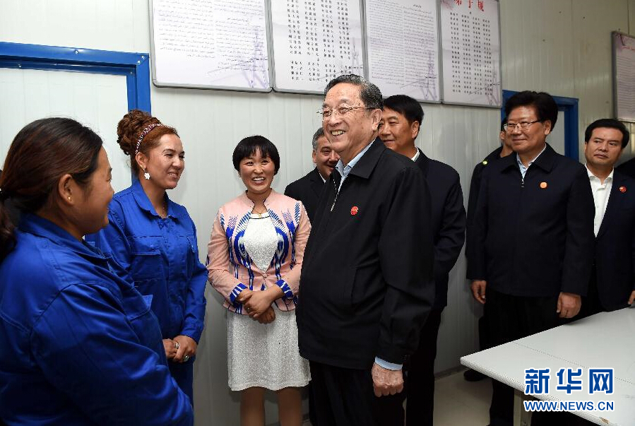 9月27日，中共中央政治局常委、全國政協(xié)主席、中央代表團(tuán)團(tuán)長(zhǎng)俞正聲率中央代表團(tuán)部分成員來到新疆英吉沙縣喀什中興手套有限公司考察。新華社記者 饒愛民 攝 