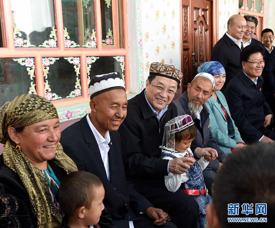 9月27日，中共中央政治局常委、全國政協(xié)主席、中央代表團(tuán)團(tuán)長(zhǎng)俞正聲率中央代表團(tuán)部分成員赴喀什地區(qū)莎車縣看望各族干部群眾。這是俞正聲在莎車縣艾力西湖鎮(zhèn)21村看望維吾爾族村民阿布來提·阿不力孜一家。新華社記者 饒愛民 攝