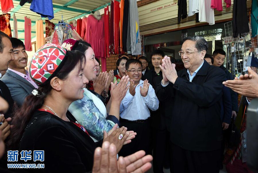 9月27日，中共中央政治局常委、全國政協(xié)主席、中央代表團(tuán)團(tuán)長(zhǎng)俞正聲率中央代表團(tuán)部分成員赴喀什地區(qū)莎車縣看望各族干部群眾。這是俞正聲在莎車縣艾力西湖鎮(zhèn)21村看望慰問維吾爾族群眾。新華社記者 饒愛民 攝