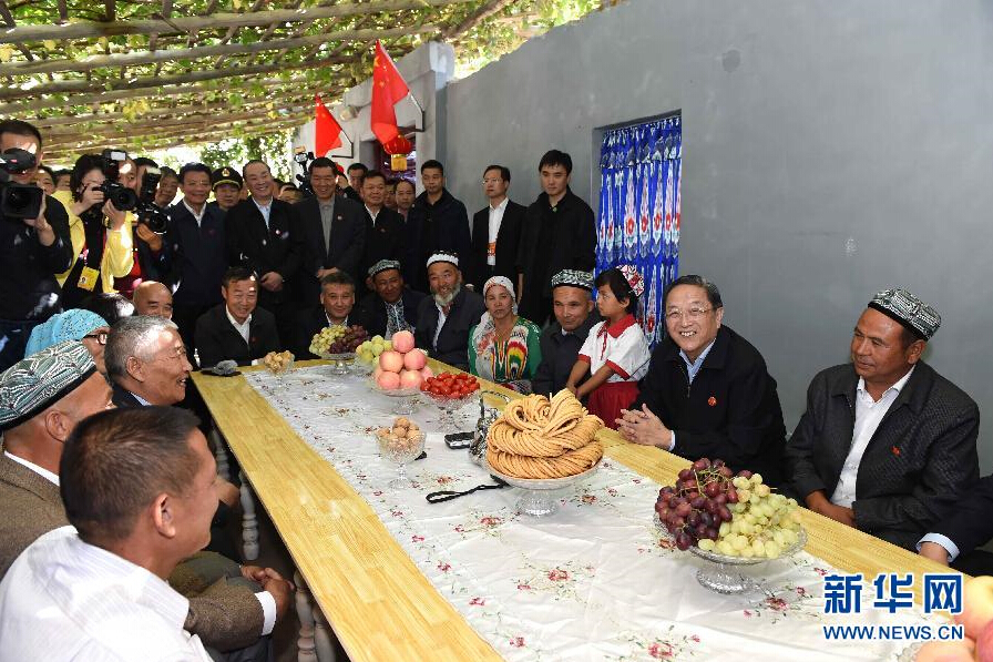 9月27日，中共中央政治局常委、全國政協(xié)主席、中央代表團(tuán)團(tuán)長(zhǎng)俞正聲率中央代表團(tuán)部分成員赴喀什地區(qū)莎車縣看望各族干部群眾。這是俞正聲到新疆生產(chǎn)建設(shè)兵團(tuán)第三師莎車農(nóng)場(chǎng)維吾爾族團(tuán)場(chǎng)職工家中看望。新華社記者 饒愛民 攝