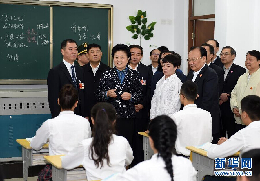 9月27日，中共中央政治局委員、國(guó)務(wù)院副總理、中央代表團(tuán)副團(tuán)長(zhǎng)劉延?xùn)|率中央代表團(tuán)分團(tuán)，帶著黨中央、國(guó)務(wù)院的親切關(guān)懷和全國(guó)各族人民的深切情誼，來(lái)到和田地區(qū)、阿克蘇地區(qū)慰問各族干部群眾，并祝賀大家中秋節(jié)快樂。這是劉延?xùn)|視察對(duì)口援建的和田天津中學(xué)。新華社記者 張領(lǐng) 攝