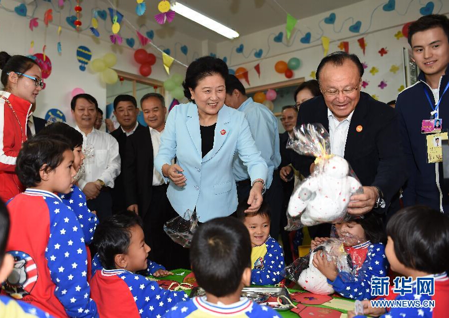 9月27日，中共中央政治局委員、國(guó)務(wù)院副總理、中央代表團(tuán)副團(tuán)長(zhǎng)劉延?xùn)|率中央代表團(tuán)分團(tuán)，帶著黨中央、國(guó)務(wù)院的親切關(guān)懷和全國(guó)各族人民的深切情誼，來(lái)到和田地區(qū)、阿克蘇地區(qū)慰問各族干部群眾，并祝賀大家中秋節(jié)快樂。這是劉延?xùn)|在阿克蘇市“雙語(yǔ)”幼兒園與孩子們?cè)谝黄稹Ｐ氯A社記者 張領(lǐng) 攝