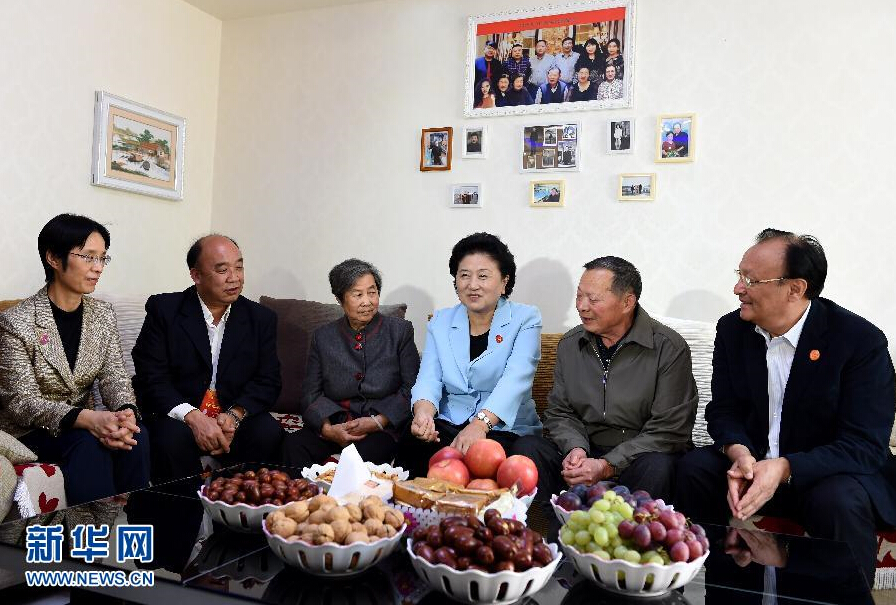 9月27日，中共中央政治局委員、國(guó)務(wù)院副總理、中央代表團(tuán)副團(tuán)長(zhǎng)劉延?xùn)|率中央代表團(tuán)分團(tuán)，帶著黨中央、國(guó)務(wù)院的親切關(guān)懷和全國(guó)各族人民的深切情誼，來(lái)到和田地區(qū)、阿克蘇地區(qū)慰問各族干部群眾，并祝賀大家中秋節(jié)快樂。這是劉延?xùn)|來(lái)到新疆生產(chǎn)建設(shè)兵團(tuán)第一師五團(tuán)團(tuán)場(chǎng)退休職工包春祥家中慰問。新華社記者 張領(lǐng) 攝