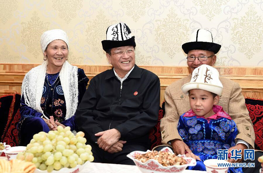 9月28日，中共中央政治局常委、全國(guó)政協(xié)主席、中央代表團(tuán)團(tuán)長(zhǎng)俞正聲率中央代表團(tuán)部分成員赴祖國(guó)最西端的新疆克孜勒蘇柯爾克孜自治州看望慰問各族干部群眾。這是俞正聲來到阿圖什市光明街道辦事處團(tuán)結(jié)路社區(qū)看望柯爾克孜族居民。新華社記者 饒愛民 攝