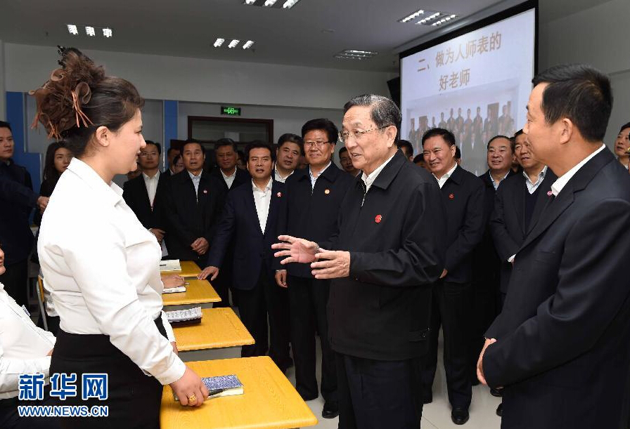 9月28日，中共中央政治局常委、全國(guó)政協(xié)主席、中央代表團(tuán)團(tuán)長(zhǎng)俞正聲率中央代表團(tuán)部分成員赴祖國(guó)最西端的新疆克孜勒蘇柯爾克孜自治州看望慰問各族干部群眾。這是俞正聲來到克州雙語(yǔ)師資培訓(xùn)學(xué)校，與老師、學(xué)員交流談心。新華社記者 饒愛民 攝