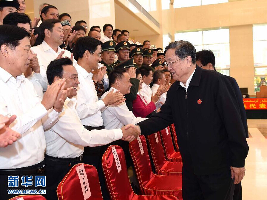 9月28日，中共中央政治局常委、全國(guó)政協(xié)主席、中央代表團(tuán)團(tuán)長(zhǎng)俞正聲率中央代表團(tuán)部分成員赴祖國(guó)最西端的新疆克孜勒蘇柯爾克孜自治州看望慰問各族干部群眾。這是俞正聲接見克州有關(guān)負(fù)責(zé)同志、各界人士代表和援疆干部代表。新華社記者 饒愛民 攝