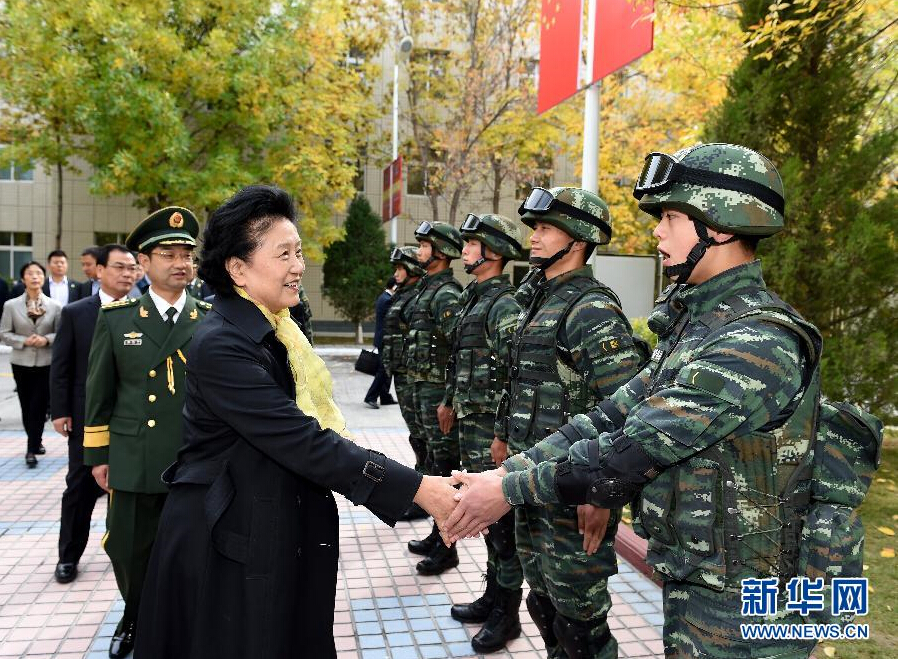 9月28日，中共中央政治局委員、國務(wù)院副總理、中央代表團(tuán)副團(tuán)長劉延?xùn)|率中央代表團(tuán)分團(tuán)赴阿克蘇地區(qū)、伊犁哈薩克自治州慰問，與各族干部群眾共度節(jié)日、共享歡樂。這是劉延?xùn)|在伊犁武警8660部隊(duì)駐地慰問官兵。新華社記者張領(lǐng)攝