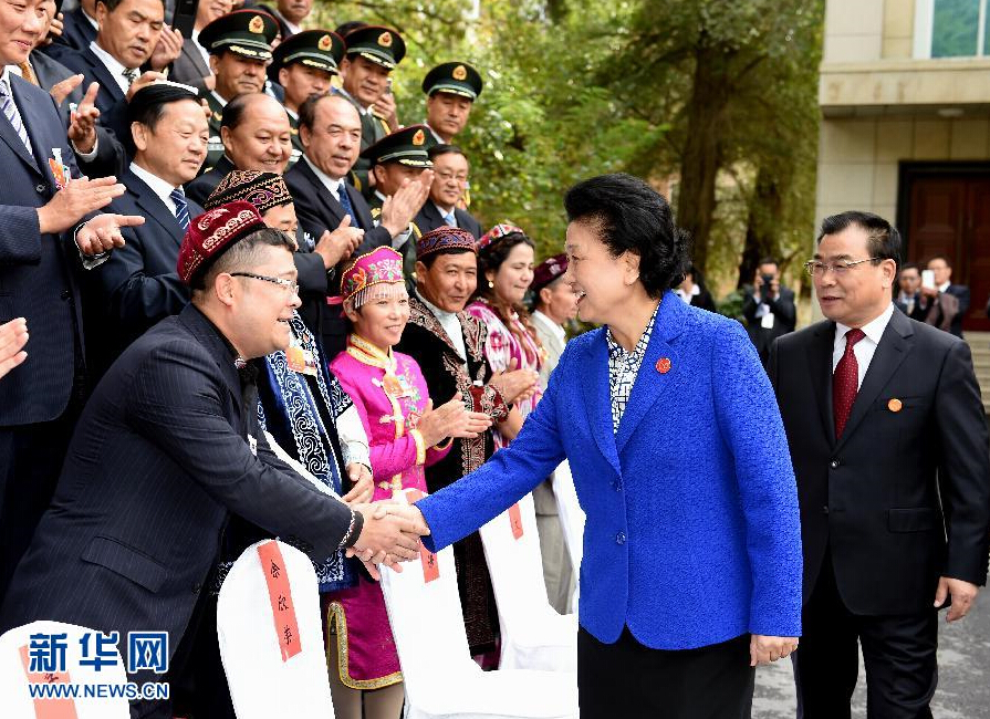 9月28日，中共中央政治局委員、國務(wù)院副總理、中央代表團(tuán)副團(tuán)長劉延?xùn)|率中央代表團(tuán)分團(tuán)赴阿克蘇地區(qū)、伊犁哈薩克自治州慰問，與各族干部群眾共度節(jié)日、共享歡樂。這是劉延?xùn)|接見伊犁黨政軍負(fù)責(zé)同志和各族各界人士、先進(jìn)模范、援疆干部代表等。新華社記者張領(lǐng)攝