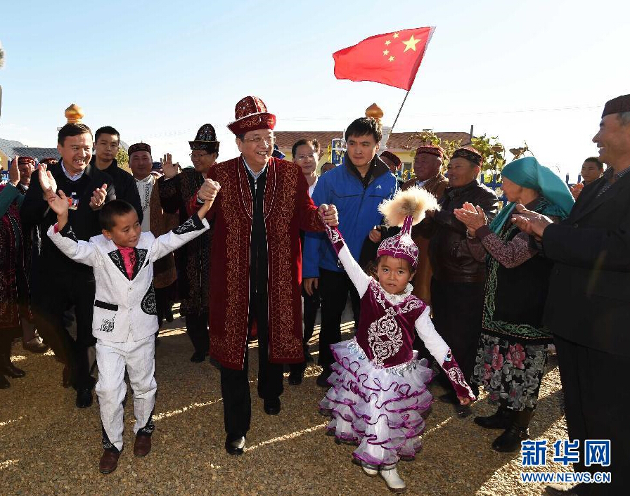 9月29日，中共中央政治局常委、全國政協(xié)主席、中央代表團團長俞正聲率中央代表團部分成員赴阿勒泰地區(qū)看望各族干部群眾。這是俞正聲來到布爾津縣也拉曼牧民定居新村看望哈薩克族牧民。新華社記者 高潔 攝