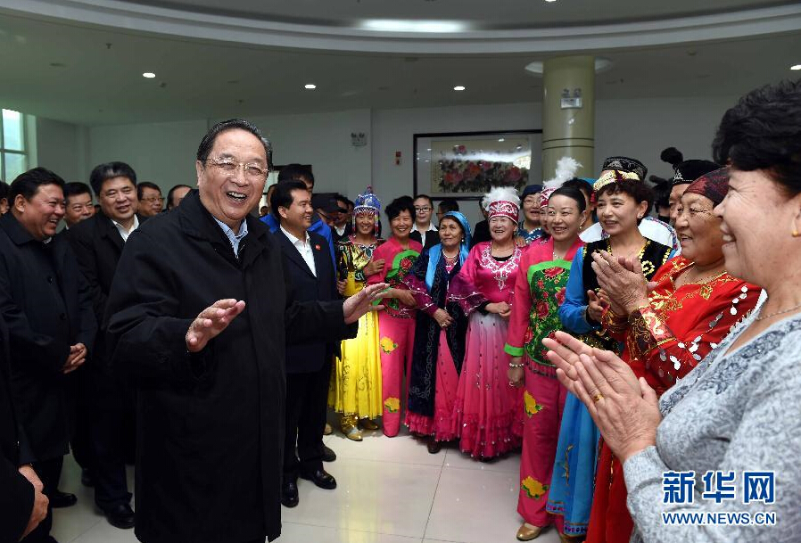 9月29日，中共中央政治局常委、全國政協(xié)主席、中央代表團團長俞正聲率中央代表團部分成員赴阿勒泰地區(qū)看望各族干部群眾。這是俞正聲來到阿勒泰地區(qū)老年人活動中心慰問群眾。新華社記者 饒愛民 攝