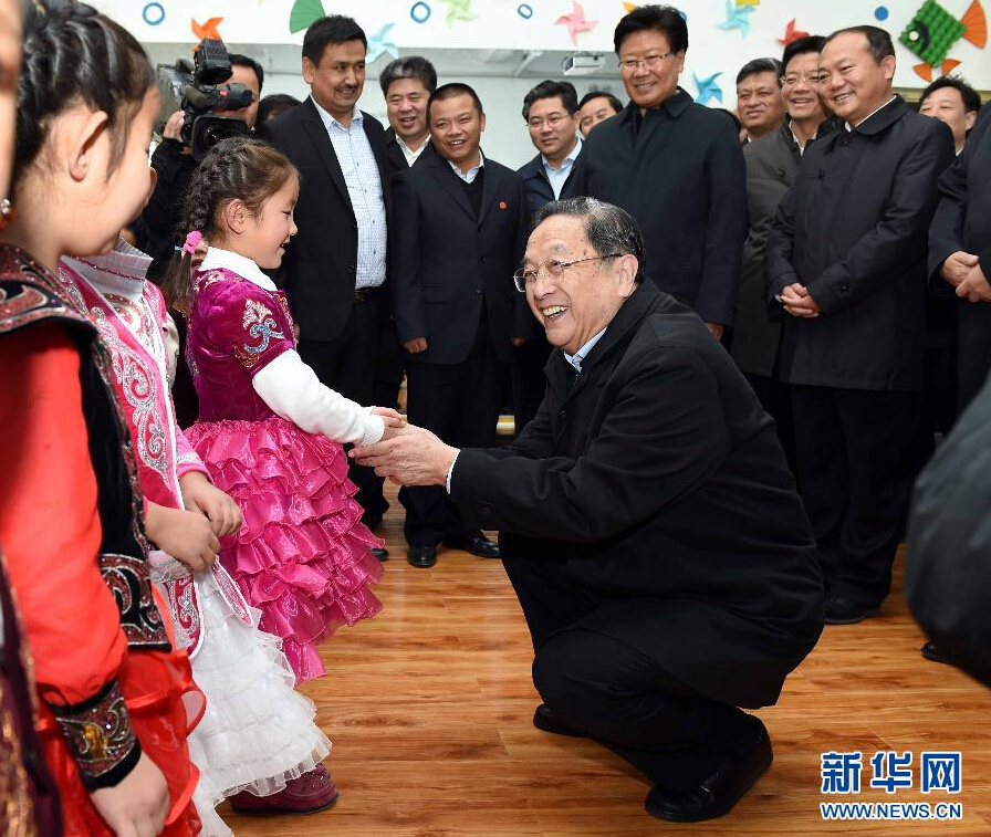 9月29日，中共中央政治局常委、全國政協(xié)主席、中央代表團團長俞正聲率中央代表團部分成員赴阿勒泰地區(qū)看望各族干部群眾。這是俞正聲來到布爾津縣也拉曼牧民定居新村幼兒園，同小朋友交流。新華社記者 饒愛民 攝