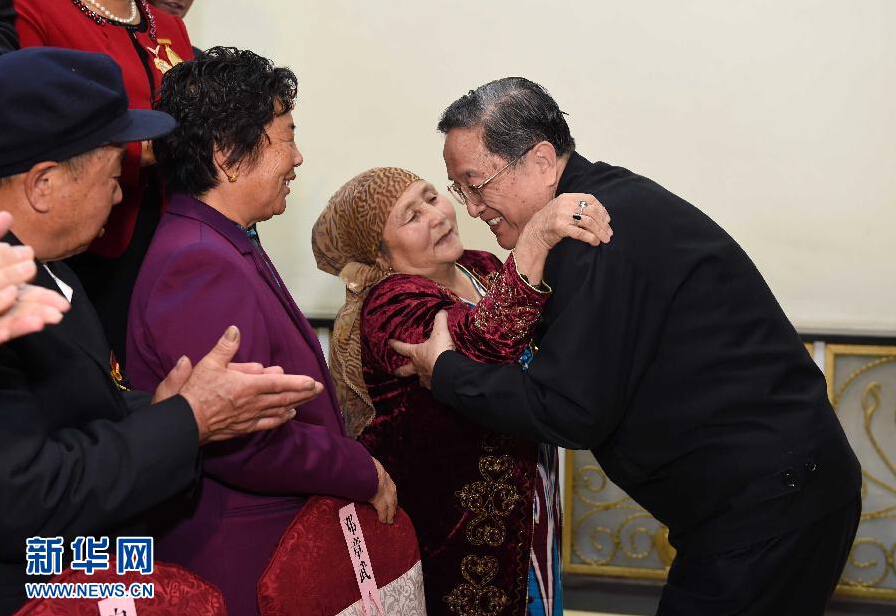 9月29日，中共中央政治局常委、全國政協(xié)主席、中央代表團團長俞正聲率中央代表團部分成員赴阿勒泰地區(qū)看望各族干部群眾。這是俞正聲接見阿勒泰地區(qū)有關(guān)負(fù)責(zé)同志、各界人士代表和援疆干部代表時與維吾爾族老人阿尼帕·阿力馬洪親切擁抱。阿尼帕·阿力馬洪先后收養(yǎng)漢、回、維吾爾、哈薩克4個民族的10個孤兒。新華社記者 饒愛民 攝 