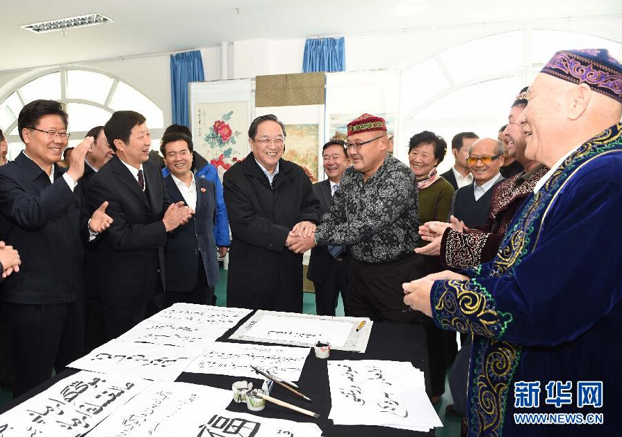 9月29日，中共中央政治局常委、全國政協(xié)主席、中央代表團團長俞正聲率中央代表團部分成員赴阿勒泰地區(qū)看望各族干部群眾。這是俞正聲來到阿勒泰地區(qū)老年人活動中心，觀看老同志書畫展，同老同志親切交談。新華社記者 高潔 攝