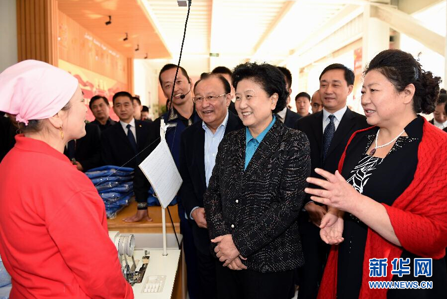 9月29日，中共中央政治局委員、國務(wù)院副總理、中央代表團(tuán)副團(tuán)長(zhǎng)劉延?xùn)|率中央代表團(tuán)分團(tuán)在伊犁哈薩克自治州看望慰問各族干部群眾。這是劉延?xùn)|來到伊寧市坤漠服裝有限公司考察慰問，與維吾爾族女工阿里雅·克里木親切交談。新華社記者張領(lǐng)攝
