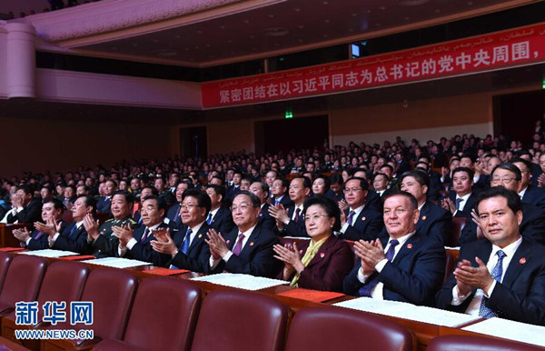     9月30日，慶祝新疆維吾爾自治區(qū)成立60周年文藝晚會(huì)《新疆禮贊》在新疆人民會(huì)堂精彩呈現(xiàn)。中共中央政治局常委、全國政協(xié)主席、中央代表團(tuán)團(tuán)長俞正聲，與2000余名各族群眾代表一起觀看演出。新華社記者 饒愛民 攝