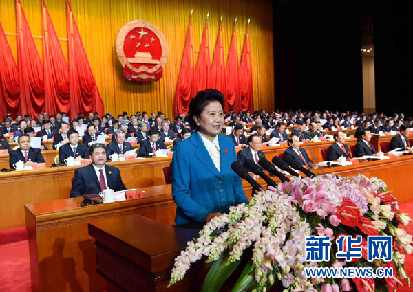 10月1日，慶祝中華人民共和國(guó)成立66周年暨新疆維吾爾自治區(qū)成立60周年大會(huì)在新疆人民會(huì)堂隆重舉行。這是中共中央政治局委員、國(guó)務(wù)院副總理、中央代表團(tuán)副團(tuán)長(zhǎng)劉延?xùn)|宣讀中共中央、全國(guó)人大常委會(huì)、國(guó)務(wù)院、全國(guó)政協(xié)、中央軍委關(guān)于慶祝新疆維吾爾自治區(qū)成立60周年的賀電。新華社記者 饒愛民 攝 