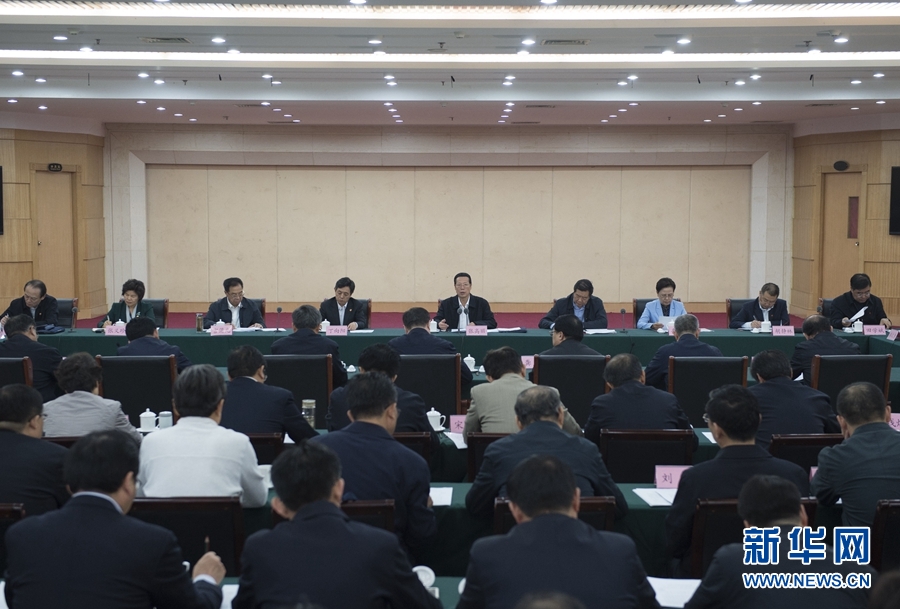 10月22日至23日，中共中央政治局常委、國務(wù)院副總理張高麗在山東調(diào)研扶貧工作情況。這是10月23日，張高麗在菏澤市主持召開扶貧工作座談會。 新華社記者 王曄 攝