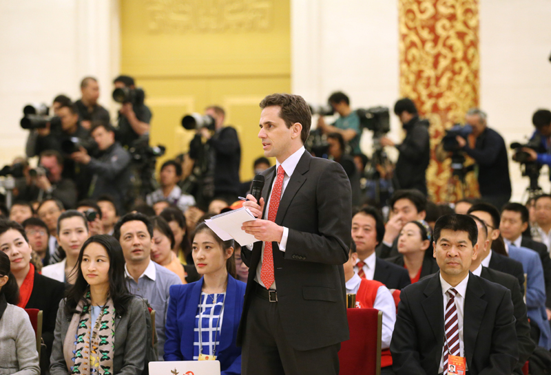3月15日，國務院總理李克強在北京人民大會堂與中外記者見面，并回答記者提問。這是一位記者在提問。 新華社記者 劉衛(wèi)兵攝