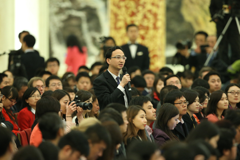3月15日，國務院總理李克強在北京人民大會堂與中外記者見面，并回答記者提問。這是一位記者在提問。 新華社記者 龐興雷 攝