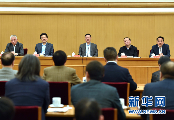 4月8日，中共中央政治局委員、中央書(shū)記處書(shū)記、中宣部部長(zhǎng)劉奇葆在北京同講好中國(guó)故事專家學(xué)者、文化交流使者研討班學(xué)員座談。 新華社記者李濤 攝