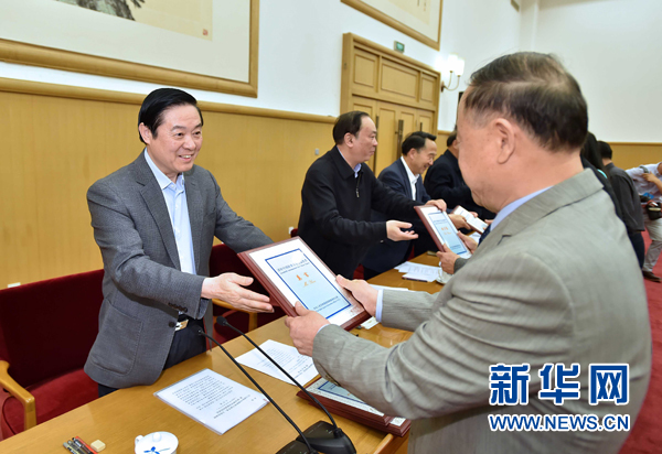 4月8日，中共中央政治局委員、中央書(shū)記處書(shū)記、中宣部部長(zhǎng)劉奇葆在北京同講好中國(guó)故事專家學(xué)者、文化交流使者研討班學(xué)員座談。這是劉奇葆在座談會(huì)上向獲得講好中國(guó)故事文化交流使者稱號(hào)的代表頒發(fā)證書(shū)。新華社記者 李濤 攝