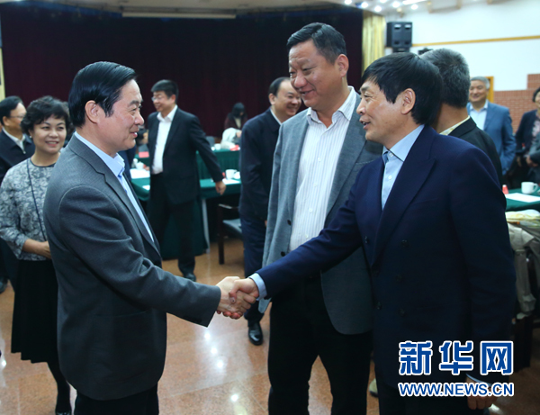 4月12日，中共中央政治局委員、中央書記處書記、中宣部部長(zhǎng)劉奇葆在北京出席“走向世界的中國(guó)兒童文學(xué)”座談會(huì)并講話。這是座談會(huì)后，劉奇葆與國(guó)際安徒生獎(jiǎng)獲得者、兒童文學(xué)作家曹文軒握手。新華社記者丁海濤攝