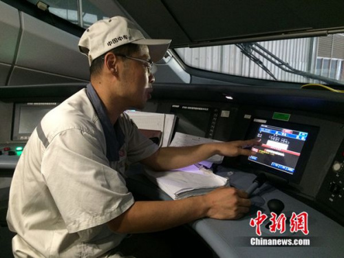 中車(chē)青島四方機(jī)車(chē)車(chē)輛股份有限公司高鐵調(diào)試高級(jí)技師周勇在演示調(diào)試過(guò)程。中新網(wǎng) 邱宇 攝