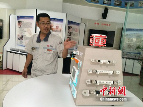 周勇在工作室介紹他制作的模型。中新網(wǎng) 邱宇 攝