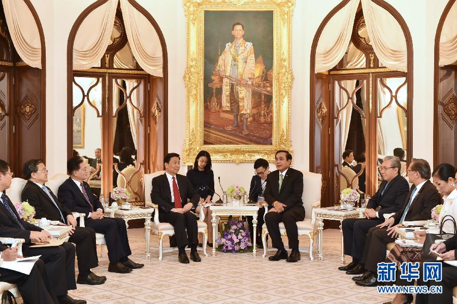 10月9日，泰國(guó)總理巴育（右四）在泰國(guó)曼谷會(huì)見前來出席亞洲合作對(duì)話第二次領(lǐng)導(dǎo)人會(huì)議的中國(guó)國(guó)家副主席李源潮。 新華社記者李芒茫攝