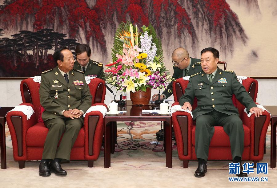 10月13日，中央軍委副主席范長(zhǎng)龍?jiān)诒本?huì)見(jiàn)柬埔寨王國(guó)副首相兼國(guó)防大臣迪班。 新華社記者 馬占成 攝 