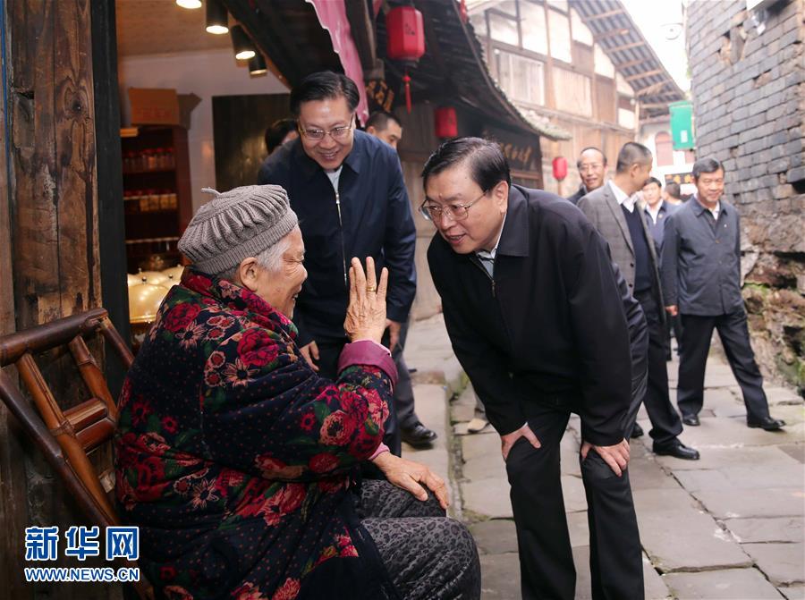 這是11月21日，張德江在宜賓李莊鎮(zhèn)同濟社區(qū)與居民親切交談。 新華社記者 劉衛(wèi)兵 攝 