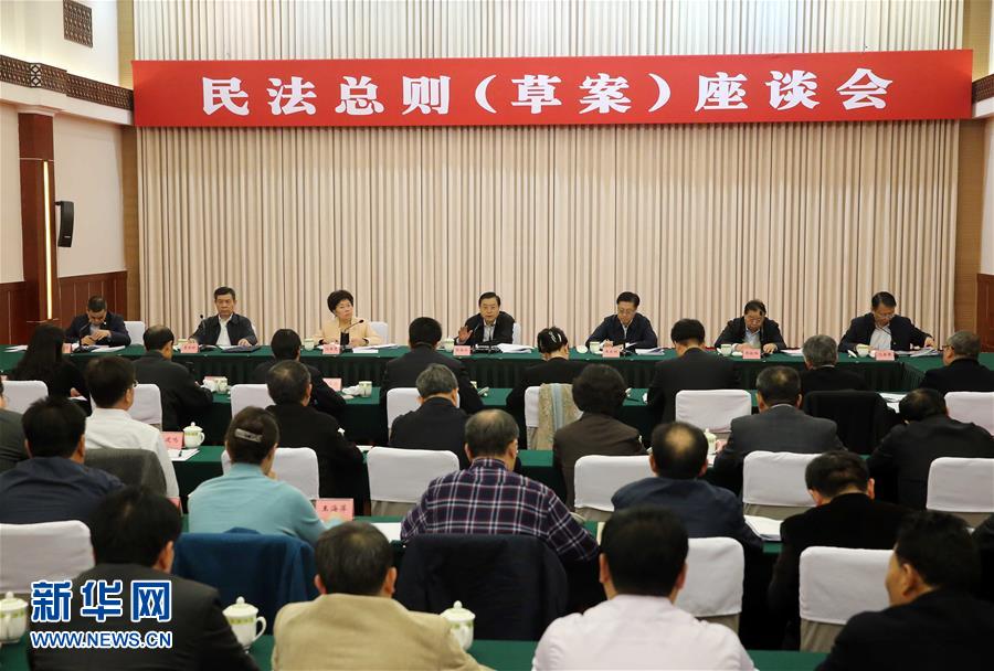 這是11月23日，張德江在成都主持召開座談會，11個?。▍^(qū)、市）人大常委會負責(zé)同志、部分全國人大代表、法律工作者及專家學(xué)者參加會議。新華社記者 劉衛(wèi)兵 攝 