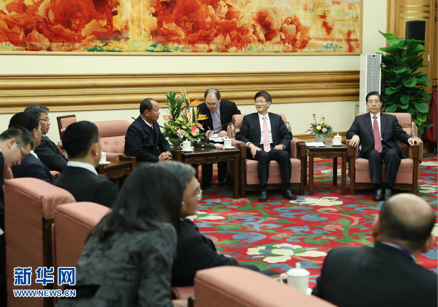 12月27日，中共中央政治局委員、中央政法委書記孟建柱在北京集體會見出席湄公河流域執(zhí)法安全合作機(jī)制成立五周年部長級會議的各國代表團(tuán)團(tuán)長。新華社記者 王曄 攝 