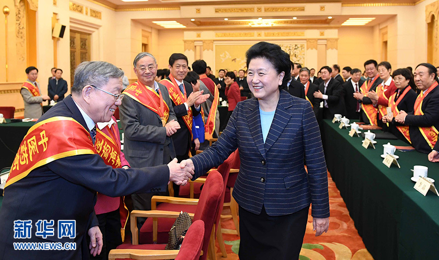12月29日，中共中央政治局委員、國(guó)務(wù)院副總理劉延?xùn)|在北京與中醫(yī)藥高等學(xué)校教學(xué)名師座談。這是座談會(huì)前，劉延?xùn)|與獲得表彰的教師握手。新華社記者 張鐸 攝