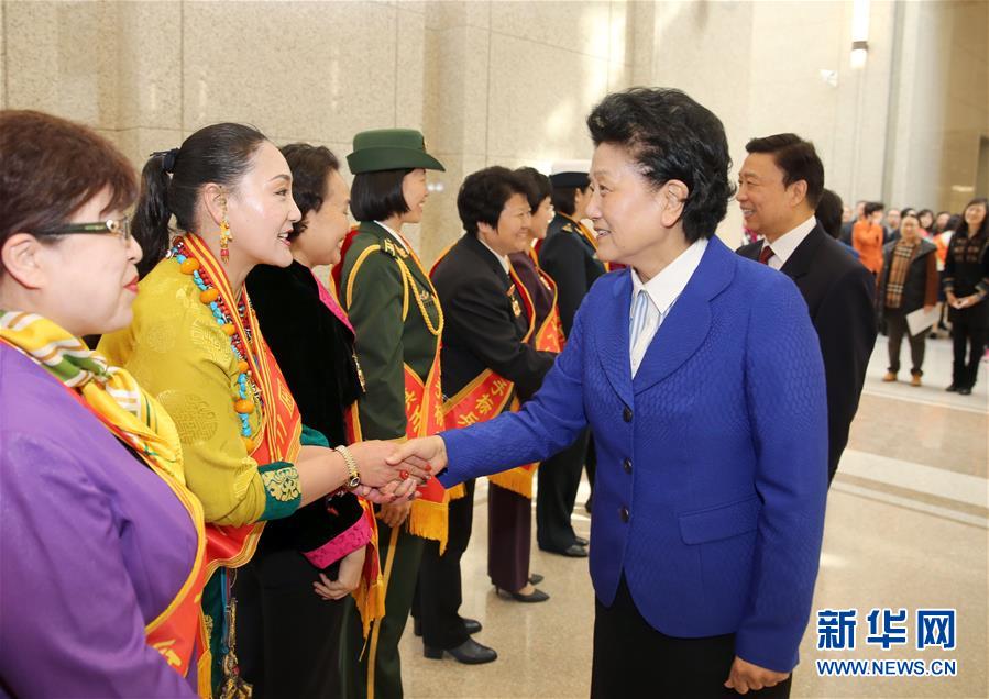 3月8日，由全國婦聯(lián)主辦的“三八”國際婦女節(jié)紀(jì)念暨表彰大會在北京舉行。中共中央政治局委員、國務(wù)院副總理劉延?xùn)|，中共中央政治局委員、國家副主席李源潮會見受表彰的先進代表。新華社記者殷剛攝