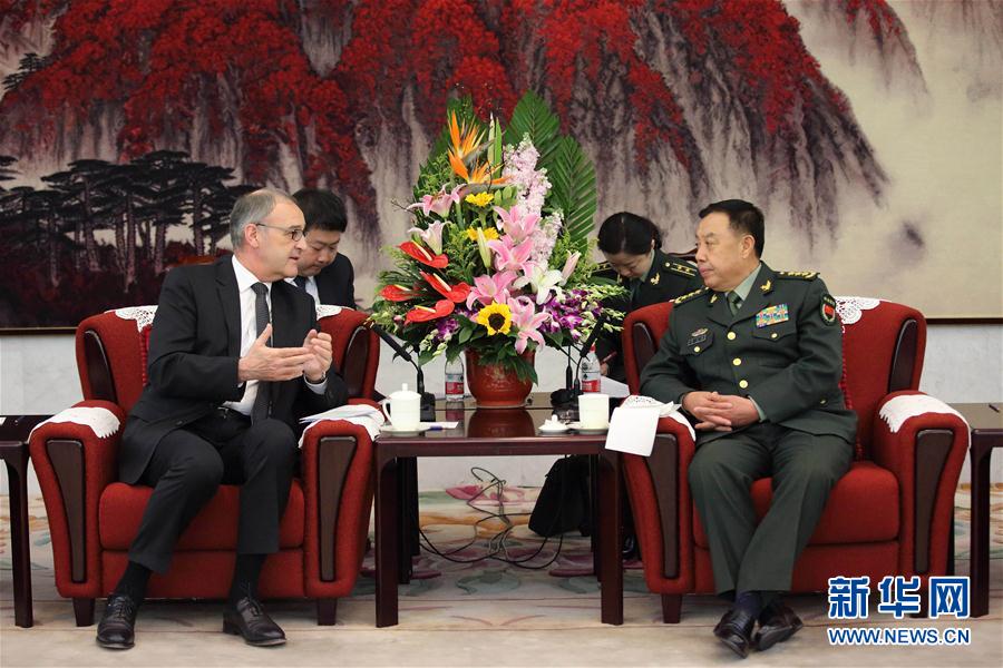 3月31日，中央軍委副主席范長龍?jiān)诒本?huì)見來訪的瑞士國防、民防和體育部長帕莫蘭。 新華社記者 劉芳 攝