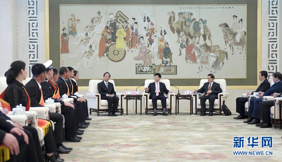 4月24日，第十三屆全國見義勇為英雄模范表彰大會在北京人民大會堂召開。會前，中共中央政治局委員、中央政法委書記孟建柱與見義勇為英雄模范及家屬代表座談。國務委員、公安部部長郭聲琨出席座談會并在表彰大會上講話。新華社記者 張鐸 攝