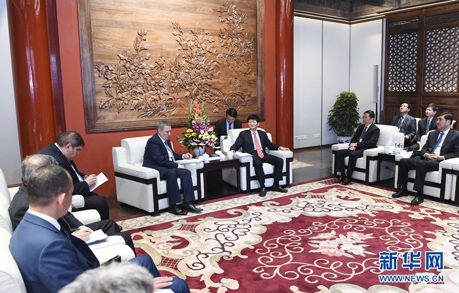 4月27日，中共中央政治局委員、中央政法委書(shū)記孟建柱在北京同烏茲別克斯坦副總理阿齊莫夫舉行中烏政府間合作委員會(huì)雙方主席會(huì)晤。新華社記者 張領(lǐng) 攝