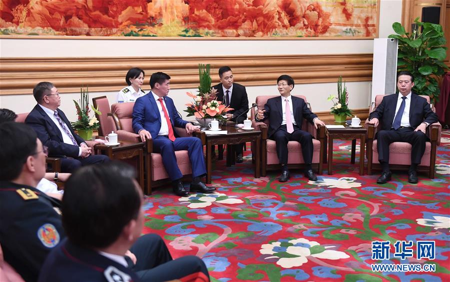 5月8日，中共中央政治局委員、中央政法委書記孟建柱在北京中南海會見蒙古國法律內(nèi)務(wù)部部長賓巴朝格特。 新華社記者 張鐸 攝
