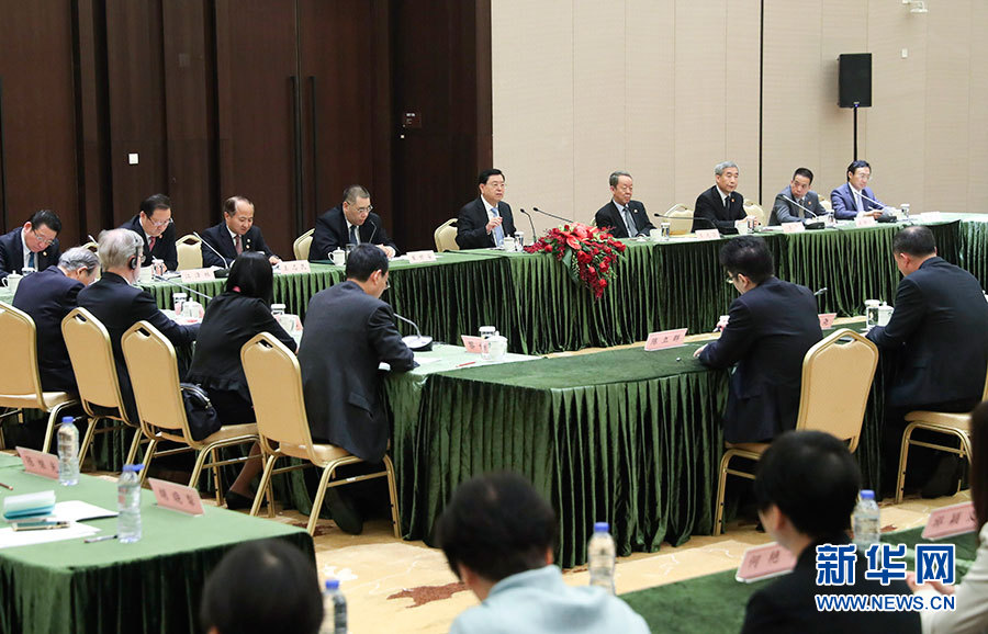 5月8日至10日，中共中央政治局常委、全國人大常委會委員長張德江視察澳門特別行政區(qū)。這是5月10日，張德江與教育工作者和學生代表座談。新華社記者 龐興雷 攝