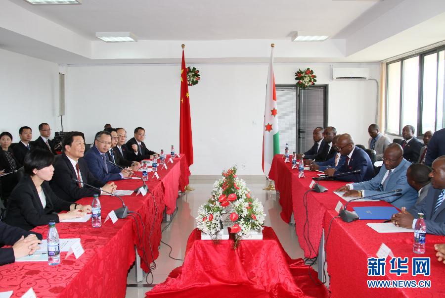 5月11日，中國(guó)國(guó)家副主席李源潮在布瓊布拉與布隆迪第一副總統(tǒng)辛迪姆沃和第二副總統(tǒng)布托雷舉行會(huì)談。 新華社記者呂天然攝 