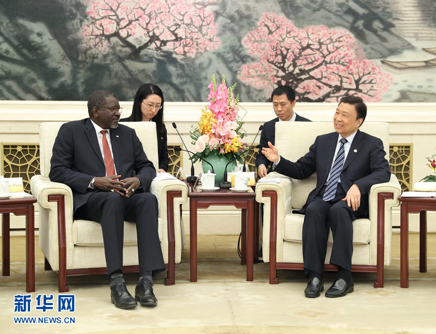 5月15日，國家副主席、中國紅十字會(huì)名譽(yù)會(huì)長(zhǎng)李源潮在北京會(huì)見來華出席“一帶一路”國際合作高峰論壇的紅十字會(huì)與紅新月會(huì)國際聯(lián)合會(huì)秘書長(zhǎng)阿西。新華社記者 王曄 攝