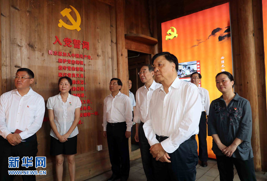 6月8日至10日，中共中央政治局常委、中央書記處書記劉云山在福建調(diào)研。這是6月9日，劉云山專程來到政和縣石圳村，深入了解廖俊波的事跡。新華社記者 劉衛(wèi)兵 攝