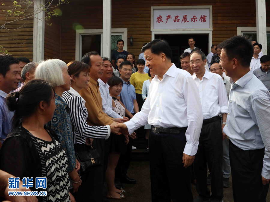 6月8日至10日，中共中央政治局常委、中央書記處書記劉云山在福建調(diào)研。這是6月9日，劉云山在周寧縣上洋村與村民親切交談。新華社記者 劉衛(wèi)兵 攝