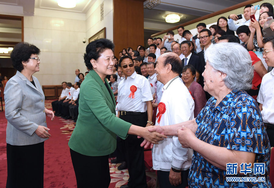 6月16日，中共中央政治局委員、國務(wù)院副總理劉延?xùn)|在北京看望出席中國人口福利基金會成立30周年座談會的歷屆“中華人口獎”獲獎?wù)叽?。新華社記者 饒愛民 攝