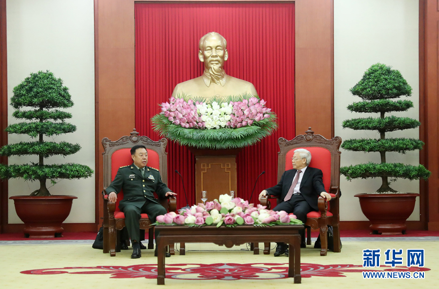 6月18日，在越南首都河內(nèi)，正在越南訪問的中央軍委副主席范長龍（左）會見越共中央總書記阮富仲。 新華社發(fā)（李曉偉攝） 