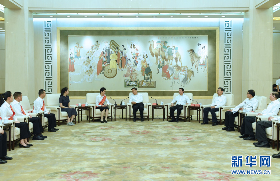 6月21日，廖俊波同志先進(jìn)事跡報(bào)告會(huì)在北京人民大會(huì)堂舉行。報(bào)告會(huì)前，中共中央政治局常委、中央書(shū)記處書(shū)記劉云山會(huì)見(jiàn)報(bào)告團(tuán)成員，代表習(xí)近平總書(shū)記，代表黨中央，向廖俊波同志家屬表示親切慰問(wèn)，并頒發(fā)黨中央追授廖俊波同志“全國(guó)優(yōu)秀共產(chǎn)黨員”證書(shū)、獎(jiǎng)?wù)?。新華社記者 饒愛(ài)民 攝